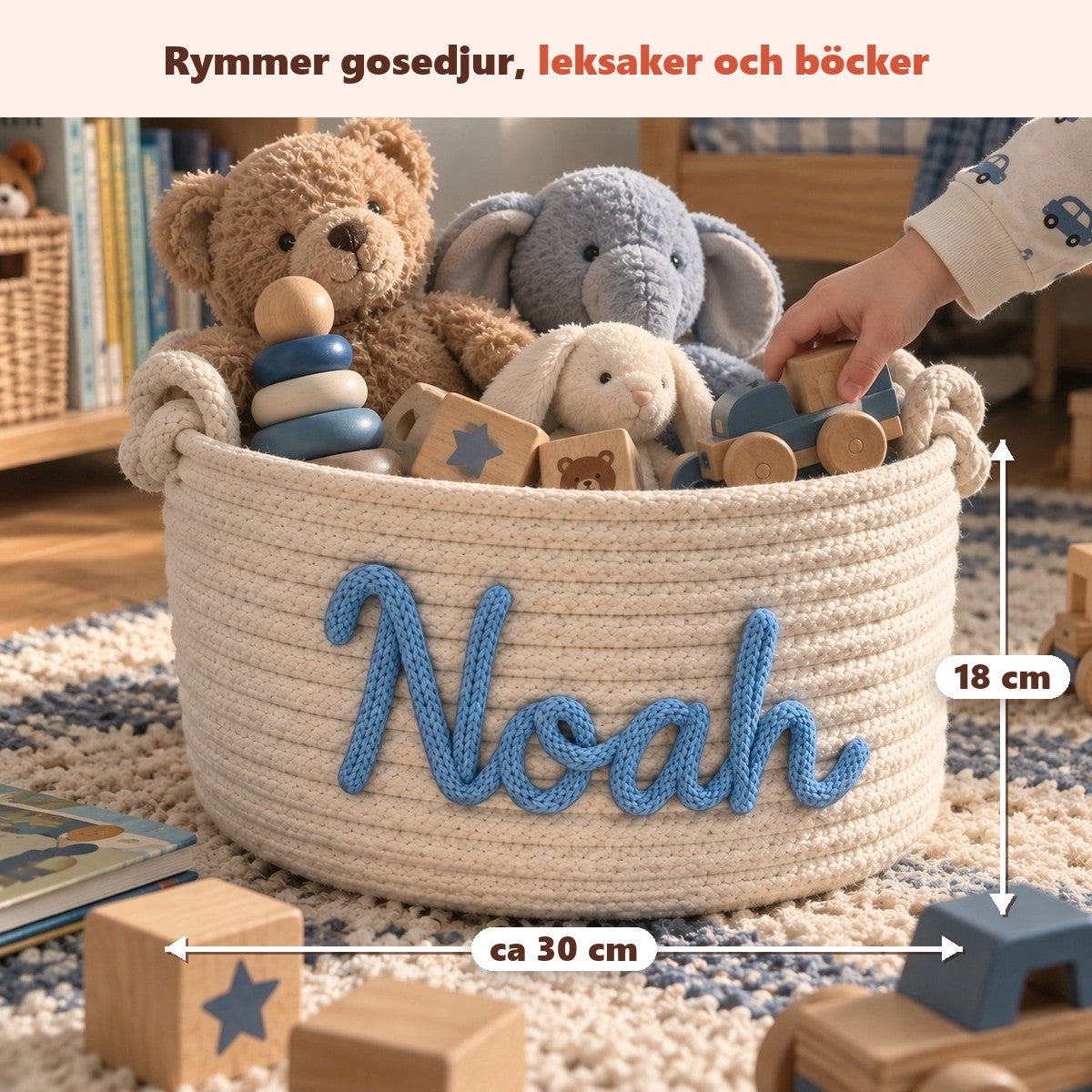 Korgen fylld med gosedjur och leksaker, ca 30 cm bred och 18 cm hög